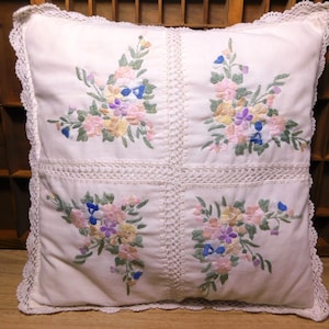Coussin brodé vintage avec bordure en coton fait main et motif en quatre pièces
