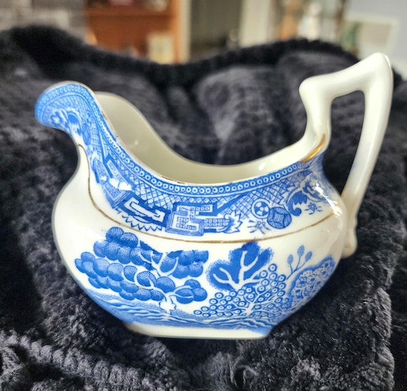 Royal Grafton Blue Willow Creamer – Vintage Bone China Blue & White Cream Jug, English Pottery