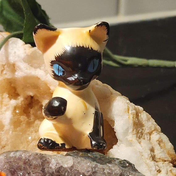Vintage Siamese Cat Figurine – Mid-Century Hand-Painted Ceramic Kitten, Blue Eyes, Japan 1950s–1960s