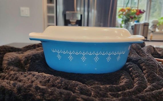 Vintage Pyrex Cinderella Casserole Dish: Snowflake Garland Blue, 1.5 Qt