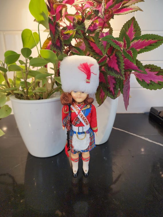 Vintage Scottish “White Busby Piper” Souvenir Doll with Original Case – Made in Scotland
