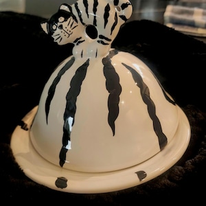 Cheri Lane Ceramic Cat Butter Dish with Lid, Whimsical Black and White Tabby Cat Butter Keeper, Unique Kitsch Feline Kitchenware Gift