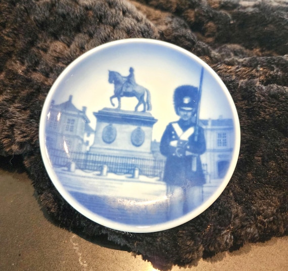 Royal Copenhagen Mini Collector Plate – Amalienborg Palace, Danish Royal Guard