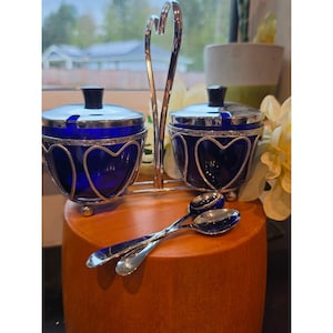 Service à condiments double en verre bleu cobalt vintage style Mid-Century Modern, avec boîte chromée en forme de cœur.
