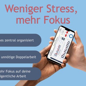 May include: A smartphone displaying a data dashboard is held by two hands against a light blue background. Text in red reads "Weniger Stress, mehr Fokus." Below, three bullet points list benefits: "Alles zentral organisiert," "Keine unn&ouml;tige Doppelarbeit," and "Mehr Fokus auf deine eigentliche Arbeit."