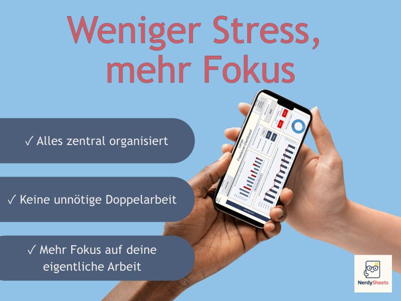 May include: A smartphone displaying a data dashboard is held by two hands against a light blue background. Text in red reads "Weniger Stress, mehr Fokus." Below, three bullet points list benefits: "Alles zentral organisiert," "Keine unn&ouml;tige Doppelarbeit," and "Mehr Fokus auf deine eigentliche Arbeit."