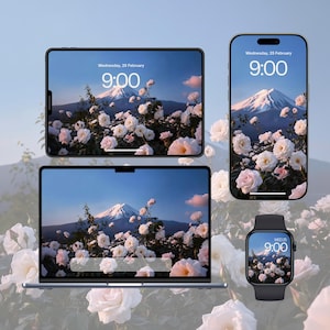 Op de afbeelding: Een tablet, smartphone, laptop en smartwatch met een digitale achtergrond van een besneeuwde berg achter een veld met witte rozen. Elk scherm toont de tijd 9:00 en de datum woensdag 25 februari in witte letters.