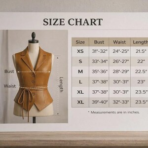 以下が含まれることがあります： ボタン留めと結びベルトが付いたタン色の革製ベスト。マネキンに展示されています。サイズチャートは、XSからXLまでのバスト、ウエスト、長さの測定値をインチで示しています。ベストの長さは54.6〜59.7cmです。