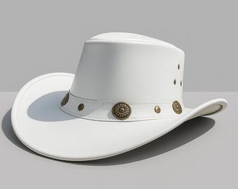 Chapéu de cowboy artesanal em couro branco – detalhe steampunk com concho em couro legítimo de grão integral.