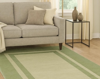 Handtuftad grön matta med kant, modern minimalistisk vardagsrumsmatta, skandinavisk neutral heminredning