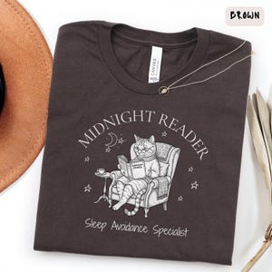 Midnight Reader Shirt, Katzen und Bücher Shirt, Geschenk für Leser, Whimsical Katzen Shirt, Book Club Outfit, Geschenk für Bücherliebhaber