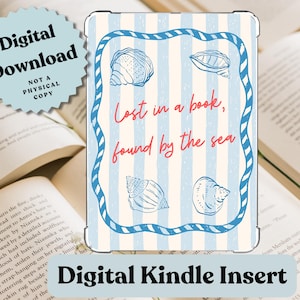 以下が含まれることがあります： 青と白のストライプ模様のデジタルKindleインサート。貝殻のイラストと「Lost in a book, found by the sea」の文字が特徴です。デザインは青いロープのようなボーダーで囲まれています。「Digital Download」の文字も表示されています。