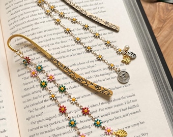 Personalized Daisy Bookmark Hook with Initial and Pearl Charm: Multi-Colored or White Daisies