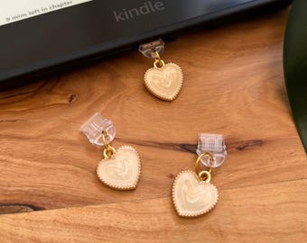 Pearlescent Gold-Rimmed Heart Kindle Dust Plug: Bookish USB-C Charm