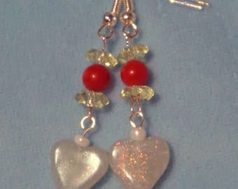 Earings a goccia di cuore in argilla polimerica traslucida in rosso e verde pallido