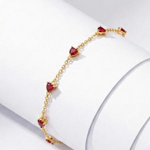 Herzform Rubin Kettenarmband, Minimalistisches Distanz Armband, Zierliches Rubin Armband, Geschenk für sie, Verbindungsarmband, Geschenk für Frauen