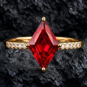 Könnte beinhalten: Ein goldener Ring mit einem großen, leuchtend roten Edelstein in Drachenform. Das Band ist mit kleinen, klaren Edelsteinen besetzt. Der Ring ist vor einem dunklen, strukturierten Hintergrund platziert, der seine Brillanz hervorhebt.