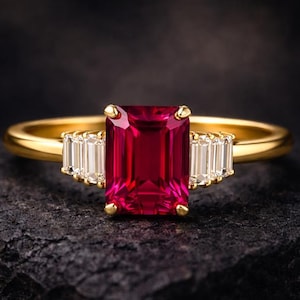 Anillo de compromiso con rubí talla esmeralda, anillo de propuesta con cinco piedras de moissanita talla baguette, joyería nupcial alternativa a la piedra natal de julio creada en laboratorio.