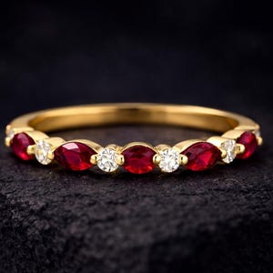 Bague d'éternité moitié rubis taille marquise et moissanite, bague empilable alternative minimaliste, bague d'anniversaire de pierre de naissance de juillet, cadeau pour l'amour
