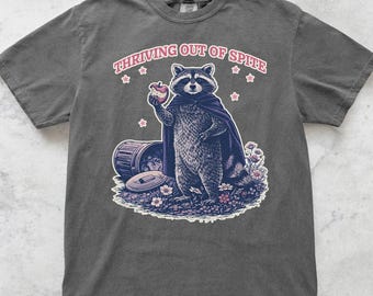 Gedeihen aus Trotz Waschbär T-Shirt Lustiges sarkastisches T-Shirt Schwarzer Humor T-Shirt Introvertiertes Grafik-Shirt Anti soziales Zitat Shirt Niedlich