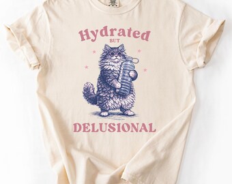 Hydrated aber Wahnhaftes Katzen-T-Shirt Lustiges sarkastisches T-Shirt Schwarzer Humor-T-Stück Introvertiertes Grafik-Hemd Anti-soziales Zitat-Hemd Süß aber verdreht