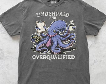 Unterbezahltes überqualifiziertes Oktopus-T-Shirt Lustiges sarkastisches T-Shirt Schwarzer Humor-T-Stück Introvert-Grafik-Hemd Anti-Sozialzitat-Hemd Süß