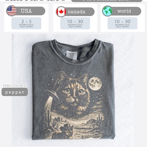 Pu&ograve; includere: T-shirt color pepe con un gatto con cappello da cowboy e un paesaggio desertico con un UFO. Il design grafico include una luna piena e stelle. La maglietta &egrave; realizzata in un materiale morbido.