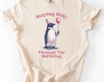 Bleiben Silly in Suffering Pinguin T-Shirt Lustiges sarkastisches T-Shirt Schwarzer Humor T-Shirt Introvert Grafik Shirt Anti sozialen Zitat Shirt Niedlich