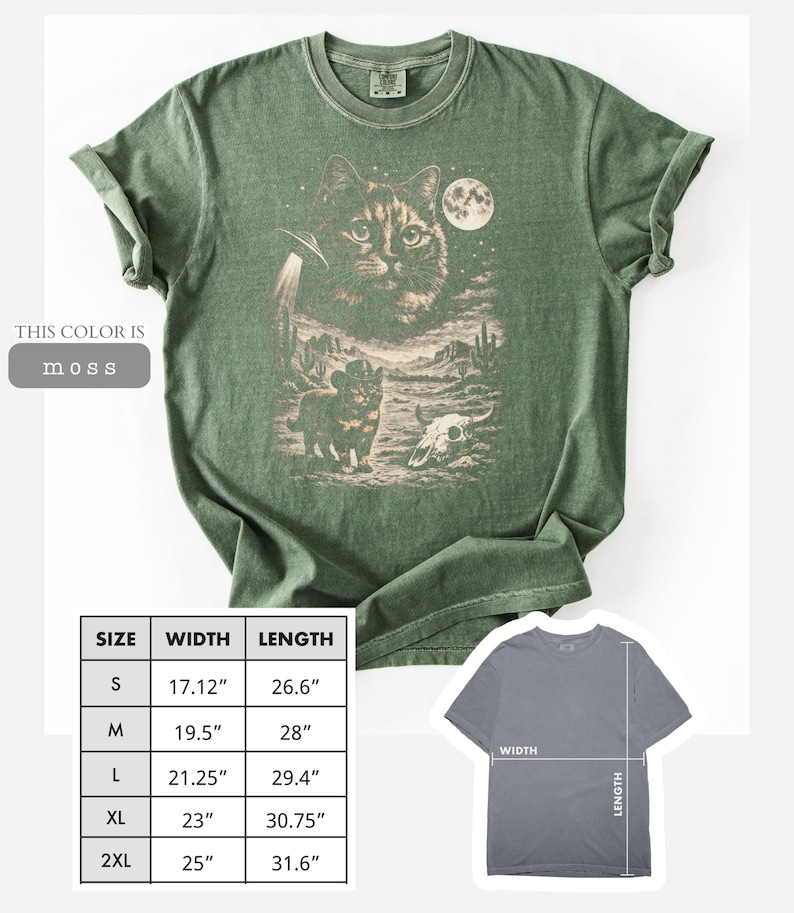 Pu&ograve; includere: T-shirt verde muschio con grafica di un gatto, un UFO, un paesaggio desertico e una luna. La maglietta ha maniche arrotolate e girocollo. Taglie dalla S (43,5 cm di larghezza, 67,6 cm di lunghezza) alla 2XL (63,5 cm di larghezza, 80,3 cm di lunghezza).