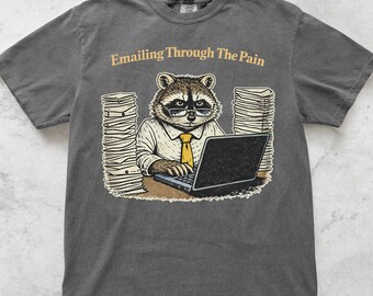 Emailing und Schmerz Waschbär T-Shirt Lustiges sarkastisches T Shirt Schwarzer Humor T-Shirt Introvertiertes Grafik-Shirt Anti soziales Zitat Shirt Süß aber verdreht