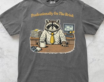 Auf der Kante Arbeit Waschbär T-Shirt Lustiges sarkastisches T-Shirt Schwarzer Humor T-Shirt Introvertiertes Grafik-Shirt Anti-soziales Zitat-Hemd Süß aber verdreht