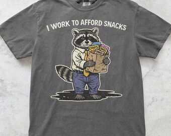 Arbeit zu leisten Snacks Waschbär T-Shirt Lustiges sarkastisches T-Shirt Schwarzer Humor T-Shirt Introvertiertes Grafik-Shirt Anti soziales Zitat Shirt niedlich