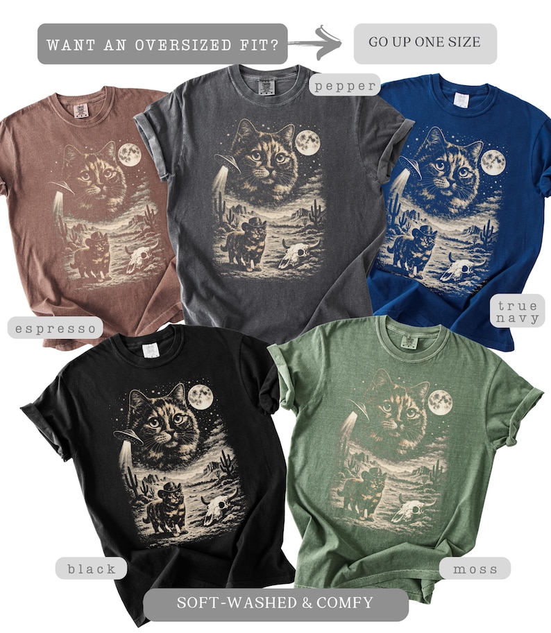 Pu&ograve; includere: Una collezione di t-shirt morbide e comode in vari colori, tra cui espresso, pepe, blu navy, nero e muschio. Ogni maglietta presenta una grafica di un gatto in un paesaggio desertico con la luna piena.
