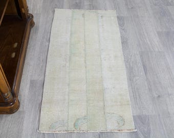 Alfombra turca vintage pequeña en tonos neutros beige y verde: Alfombra tribal de lana con efecto desgastado de 1,8 x 4 pies.