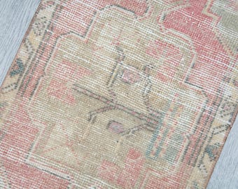 Alfombra moderna rosa de 1,5 x 3,2 pies, hecha a mano en lana turca, estilo bohemio desgastado, alfombra pequeña de 1 x 3 pies, felpudo para entrada, alfombra geométrica vintage.