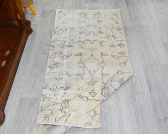 Vintage blommig löparmatta, 1,9x4,6 fot, beigebrun sliten matta, entrématta, botanisk turkisk matta för kök, liten löparmatta