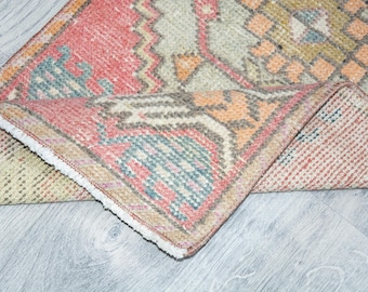 Alfombra geométrica rosa de 1,5 x 3,2 pies, hecha a mano en lana turca, estilo bohemio desgastado, alfombra pequeña de 1 x 3 pies, felpudo para entrada, alfombra pequeña vintage para entrada.