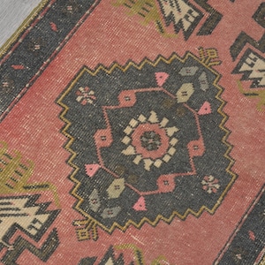 Alfombra turca rosa de 2x4, alfombra pequeña anatolia tejida a mano, alfombra de entrada vintage con medallón geométrico, alfombra de cocina y baño con detalles en verde oscuro