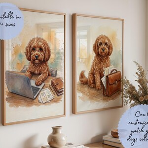 Könnte beinhalten: Zwei gerahmte Aquarelldrucke mit einem braunen Hund. Ein Druck zeigt den Hund an einem Schreibtisch mit einem Laptop, der andere mit einer Aktentasche. Die Drucke sind in Holzrahmen und haben den Text "Erhältlich in 20+ Größen" und "Kann an die Farbe Ihrer Hunde angepasst werden".