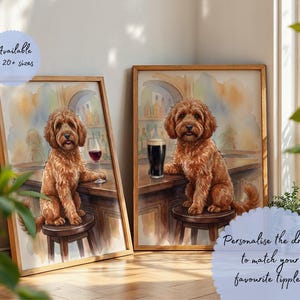 Könnte beinhalten: Zwei gerahmte Aquarelldrucke mit einem braunen Hund in einer Kneipe. Ein Druck zeigt den Hund mit einem Glas Rotwein, der andere mit einem Pint dunklem Bier. Die Drucke sind in Holzrahmen.