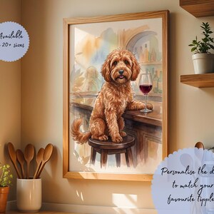 Pode incluir: Impressão em aquarela de um cão marrom sentado em um bar com uma taça de vinho tinto. O cão está sentado em um banquinho. O texto "Available in 20+ sizes" é visível. A imagem contém o texto "Personalize a bebida para combinar com sua bebida favorita!"