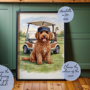 Puede incluir: Una impresión en acuarela enmarcada que presenta un Goldendoodle marrón con una visera azul, sentado sobre hierba verde frente a un carrito de golf. El fondo muestra un campo de golf. El texto en la impresión dice "Disponible en más de 20 tamaños", "¡Personaliza el color de los perros para que coincida con tu amigo peludo!" y "Elige el color de la visera".