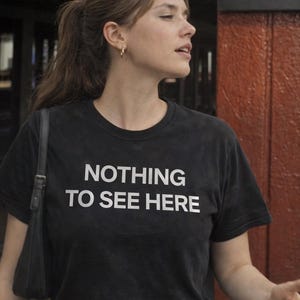 Camiseta unisex Y2K con texto minimalista divertido y divertida, estilo urbano informal