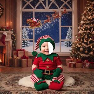 Puede incluir: Un bebé vestido con un disfraz de elfo rojo y verde está sentado en una alfombra blanca y esponjosa. El fondo incluye un árbol de Navidad, una chimenea, regalos y una ventana con el trineo de Papá Noel.