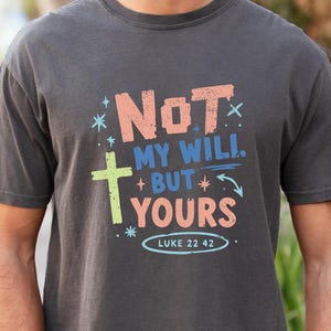 カトリック青年グループ向けのトレンディな教会Tシャツ、カトリック男性へのギフトに最適な信仰Tシャツデザイン、宗教的なお父さんへのギフトに最適なトレンディなキリストTシャツ