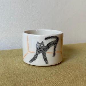 Midnight Stretch Cat Tasse – Handgefertigte Keramiktasse mit Illustration – Einzigartige Keramik, inklusive Mehrwertsteuer