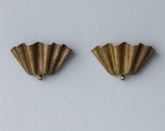 Lámpara de pared de latón vintage con volantes, estilo moderno de mediados de siglo, con media flor de latón festoneado, para tocador, Art Déco