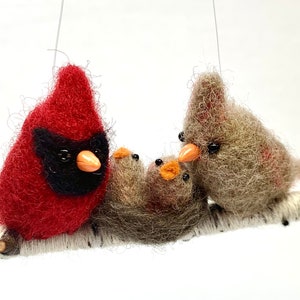 Kardinal Familie Ornament, Kardinal Paar mit Küken im Nest