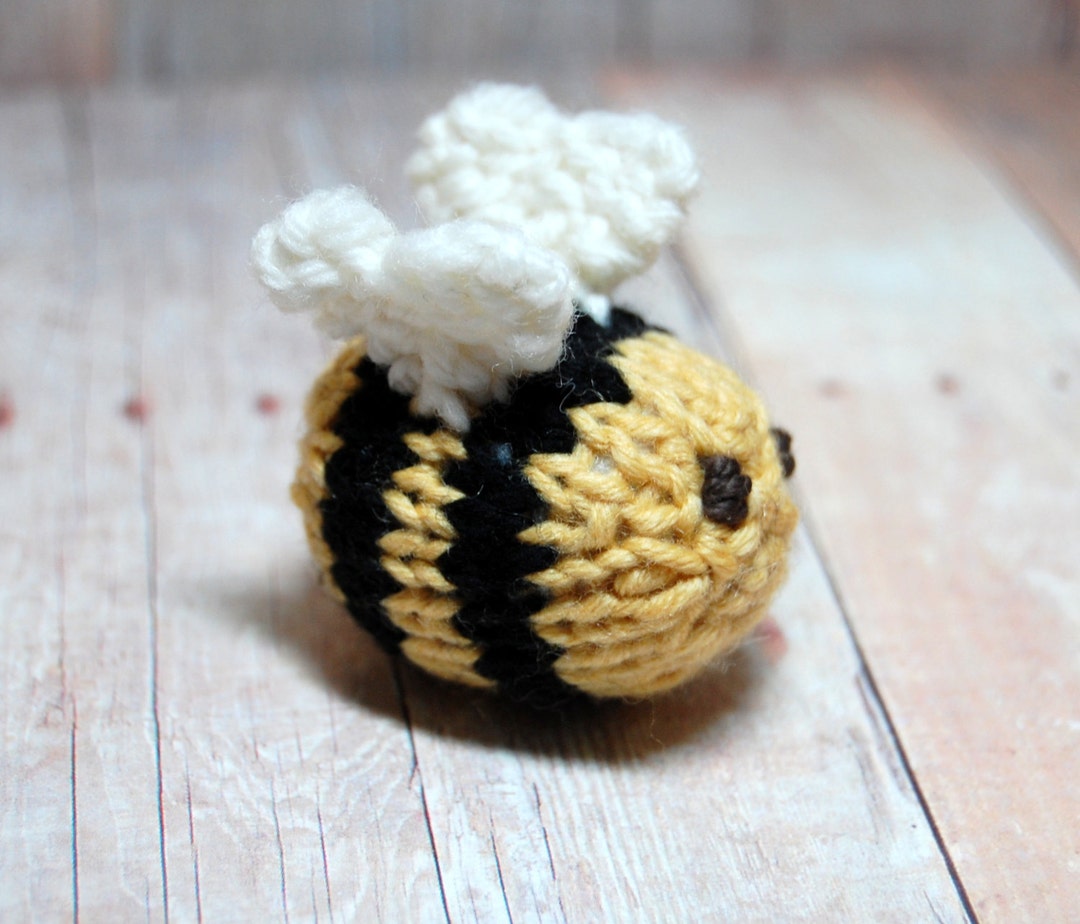 Bee Knitting Pattern and Picture Tutorial, Instant Download, Knit Bee