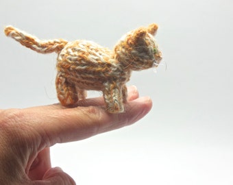 Gatto in miniatura, ornamento per gatti Tabby, animale in miniatura, piccoli animali in maglia, gattino in maglia, gatto casa delle bambole, scultura in fibra, collezione in miniatura